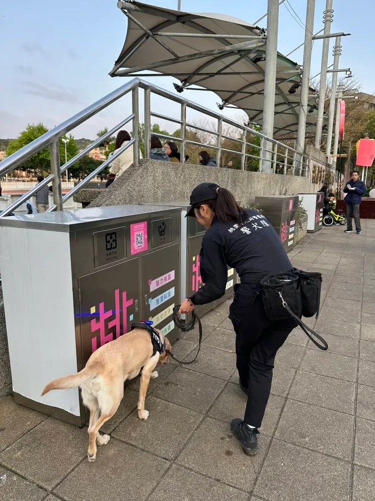 桃園交通警察大隊派遣大型重機車於燈會會場週邊查報路況，並機動支援投入交通疏導管制工作。翻攝畫面