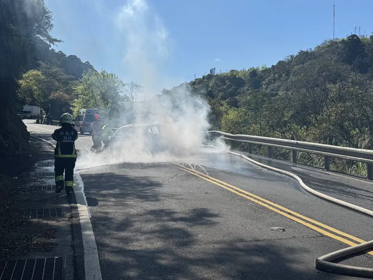 消防人員到場滅火。翻攝畫面