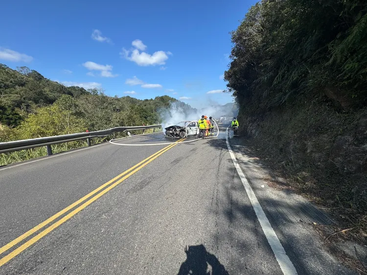 消防人員到場滅火。翻攝畫面