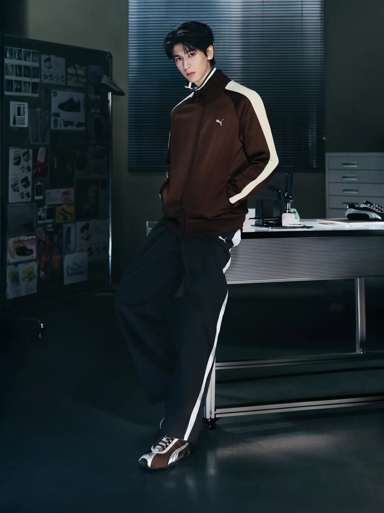 張凌赫在形象大片中發揮190公分的傲人身高優勢，以俐落運動裝束搭配H-STREET鞋款。品牌提供