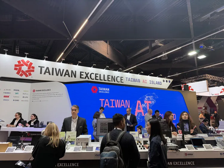 「台灣精品館」邀集22家得獎企業展示最新AI與尖端電子技術，並以「超越雲端：邊緣人工智慧」為主題舉行記者會，分享台灣企業最新研發成果。呂承哲攝