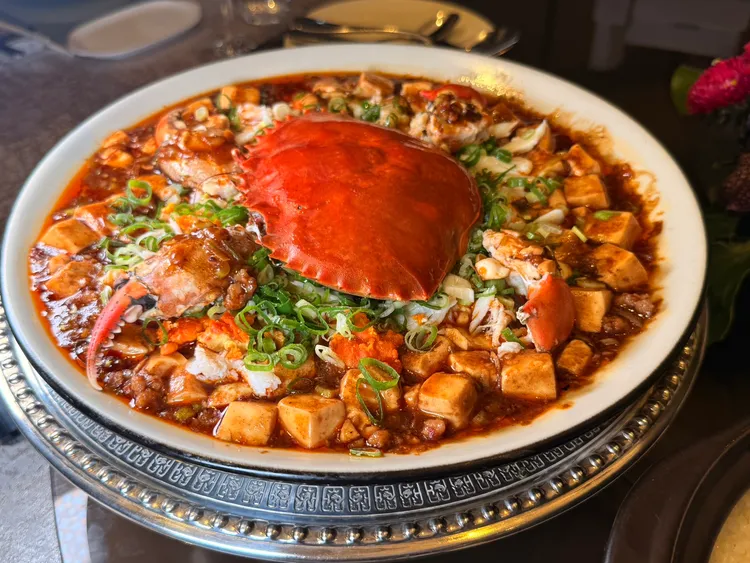 生拆膏蟹麻婆豆腐將經典麻婆豆腐的海味推至極致。陳揚盛攝