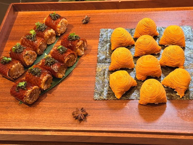 鴨箱寶雙味的八寶糯米鴨(左)，黑椒鴨肉酥。陳揚盛攝