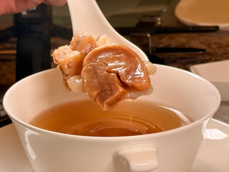 湯頭清澈透亮，入口鮮甜濃香，海味與肉香層層交織。陳揚盛攝