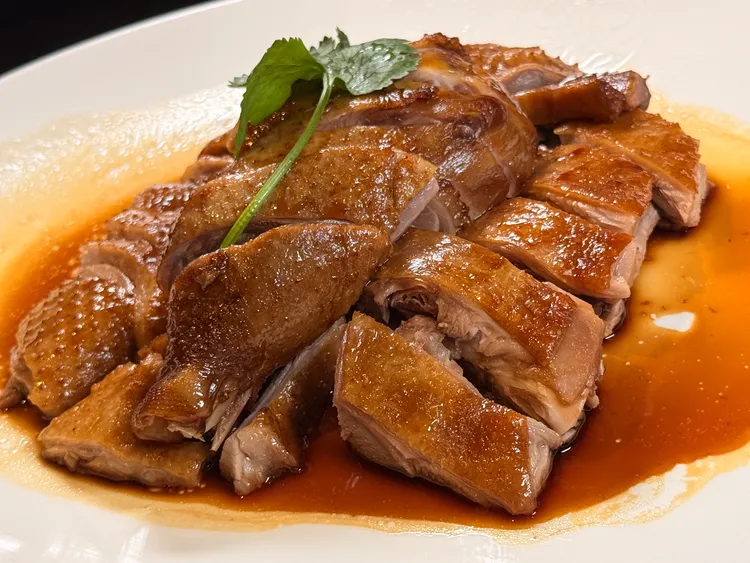 老廣碌鵝由陳皮與話梅慢燉穿透肌理，皮香肉滑、醬香四溢。陳揚盛攝