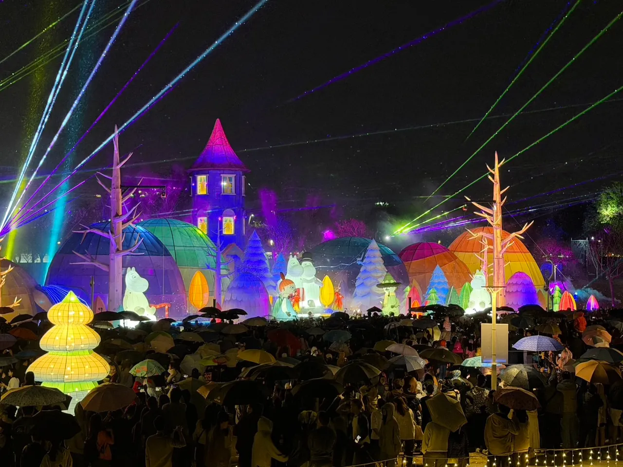 昨晚下雨也澆不熄民眾賞燈熱情。市府提供