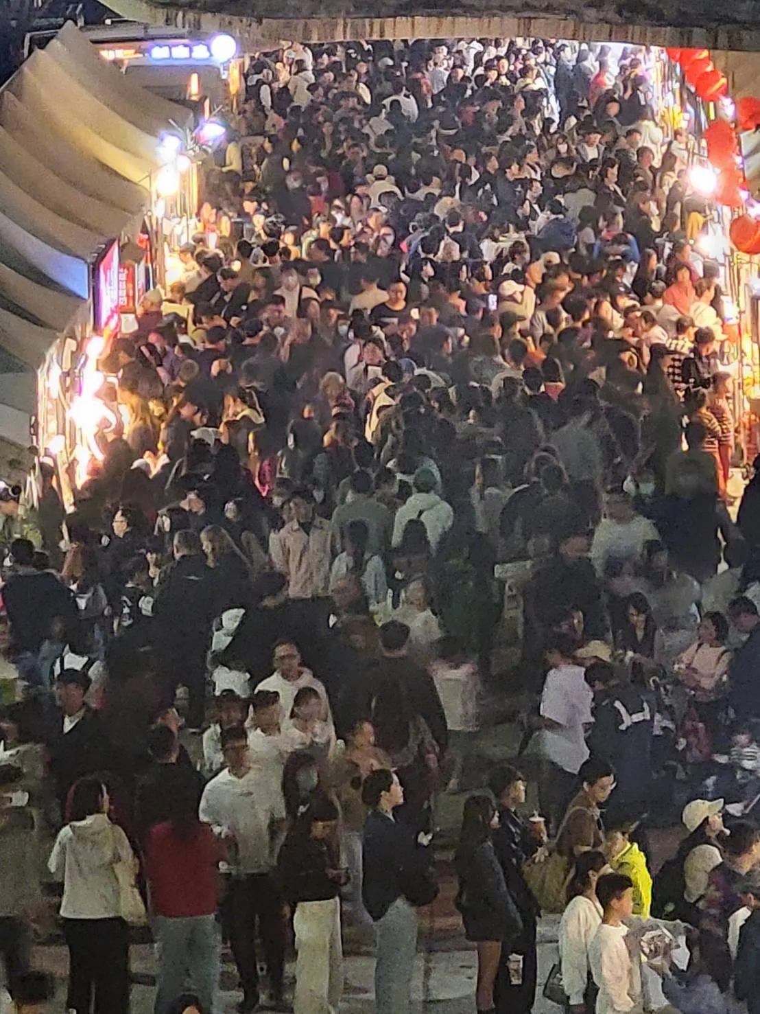 燈會市集人氣滾滾。市府提供