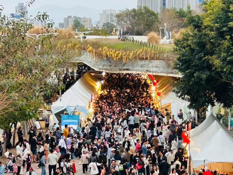 228連假中台灣燈會市集人氣滿滿。市府提供
