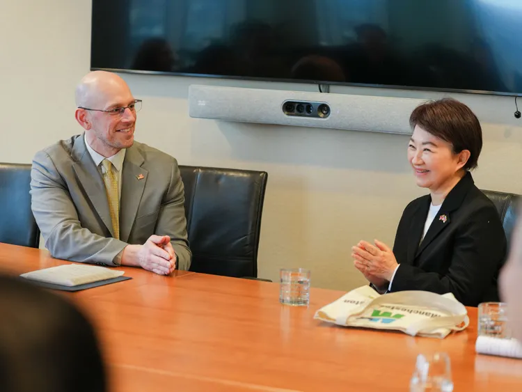 台中市長盧秀燕訪美首站，到新罕布夏州拜會姊妹市曼徹斯特市長 Jay P. Ruais。並針對居住正義、街友議題及犯罪防治等三大議題深入交流。台中市府提供