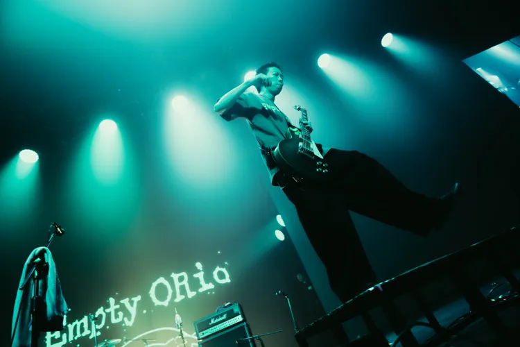 吉他手牧。火氣音樂提供