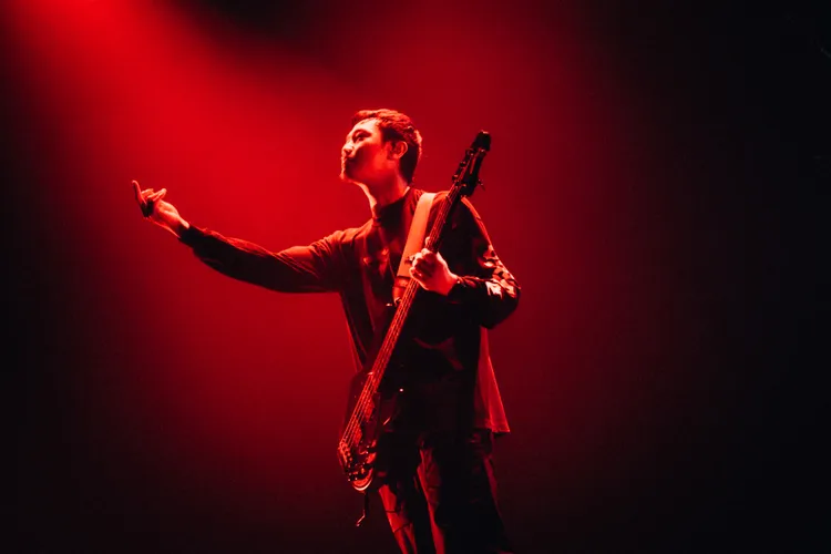 貝斯手雷誰。火氣音樂提供