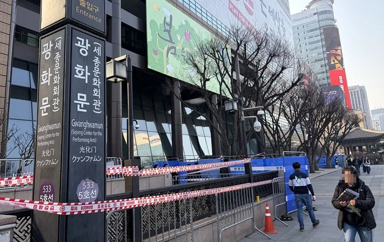 光化門地鐵過站不停，被封鎖線圍住。翻攝韓聯社