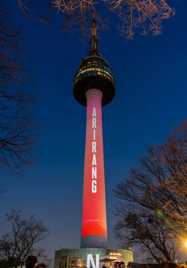 南山塔有ARIRANG字樣。翻攝BIGHIT MUSIC