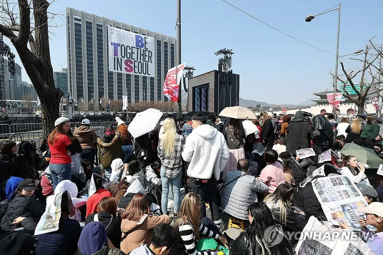 BTS開唱前8小時，光化門廣場已有2.4萬人。翻攝韓聯社