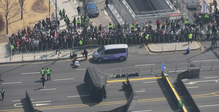 光化門廣場前已擠滿排隊粉絲。翻攝韓聯社