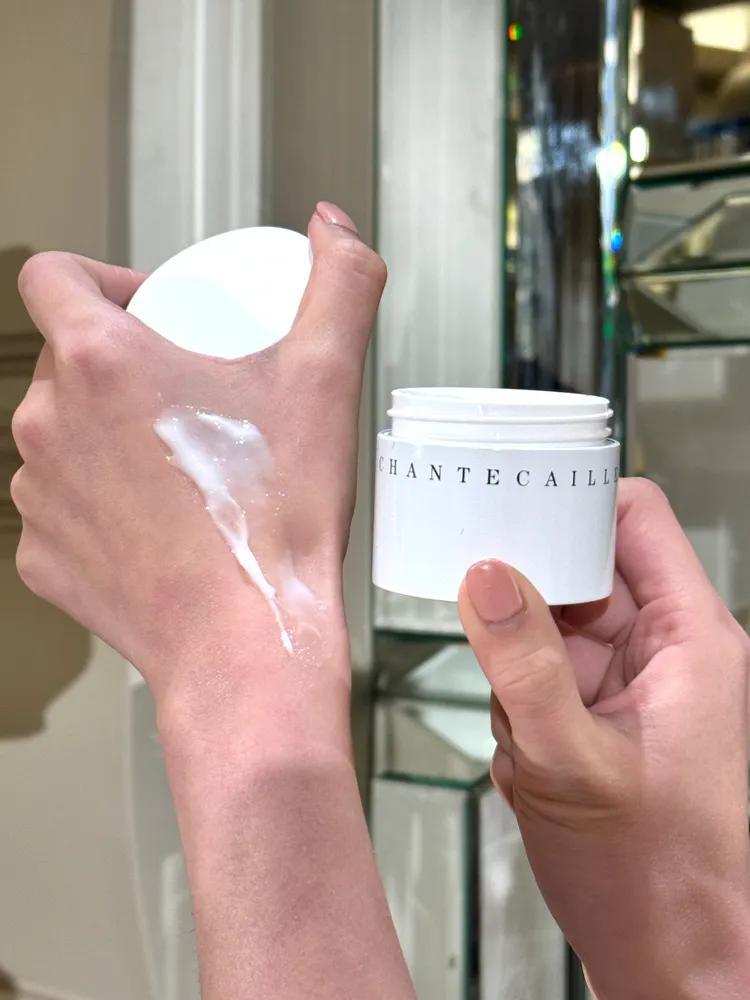 香緹卡雪牡丹臻白透亮水潤面膜質地。張家玲攝