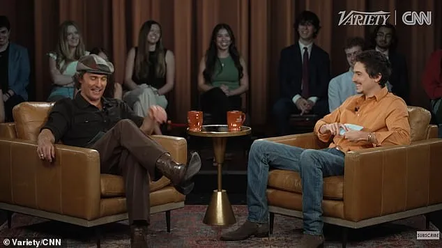 提摩西（右）與馬修日前對談，顯然是幫提摩西的奧斯卡影帝得獎造勢。翻攝Variety/CNN