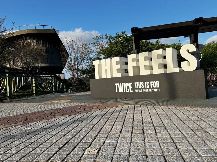 貓空車站設置TWICE打卡點，供粉絲拍照留念。北捷遊憩公司提供