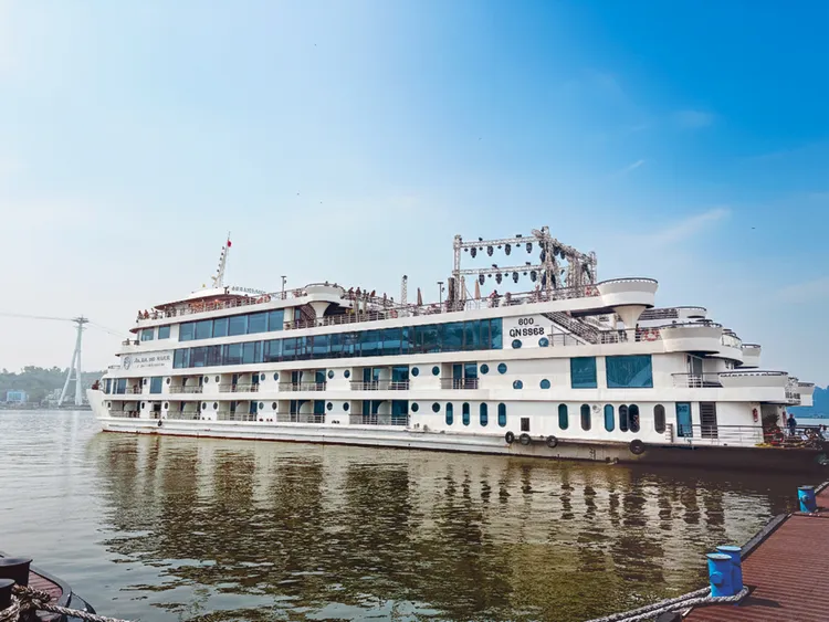 頂級日遊船提供絕佳觀光體驗，從迎賓飲品、專人導覽，高規格公共空間與一次滿足。業者提供