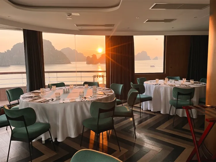 搭乘頂級日遊船，享受東南旅遊獨家「船長視角」用餐絕美環境。業者提供