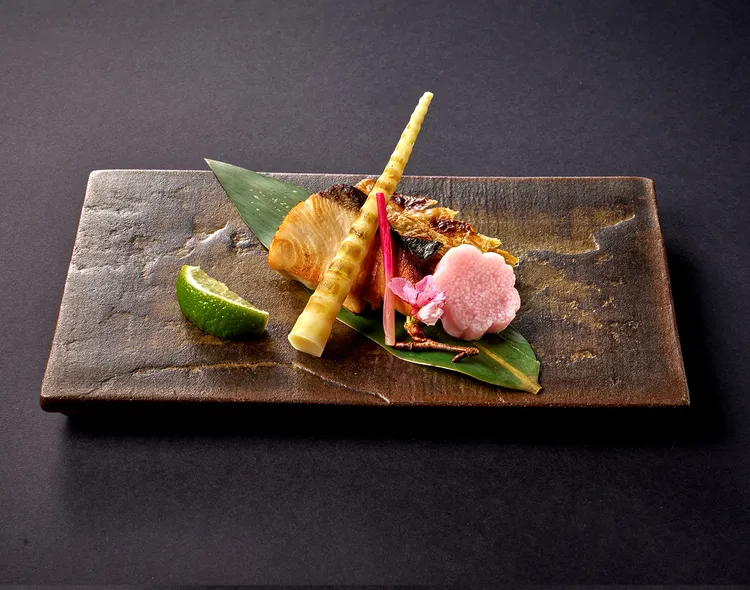 嚴選當季的豐腴青甘魚以日式傳統「柚庵」手法醃漬，再烤至金黃誘人，搭配鮮甜春箭筍與粉嫩櫻色的醋醃山藥，濃縮山海精華於其中。台北美福大飯店提供