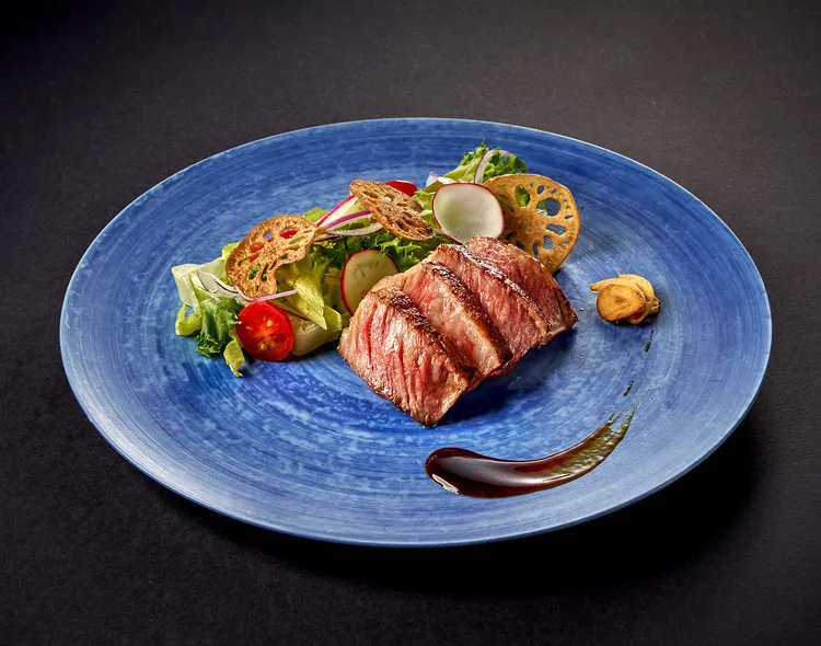 「香煎日本A5和牛牛排」透過主廚高溫精準煎炙，完美鎖住如大理石紋理般的豐盈肉汁，誘人脂香在口中化開。台北美福大飯店提供