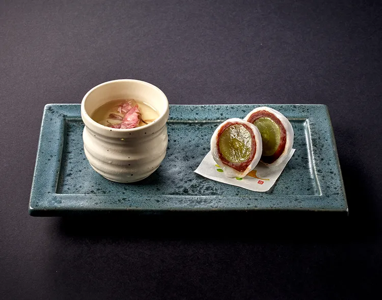 「櫻花醬奶酪」交融櫻粉色的甜美與奶酪的絲滑，搭配皮薄彈牙、果肉多汁清脆的「麝香葡萄大福」，帶來輕盈且優雅的甜蜜收尾。台北美福大飯店提供