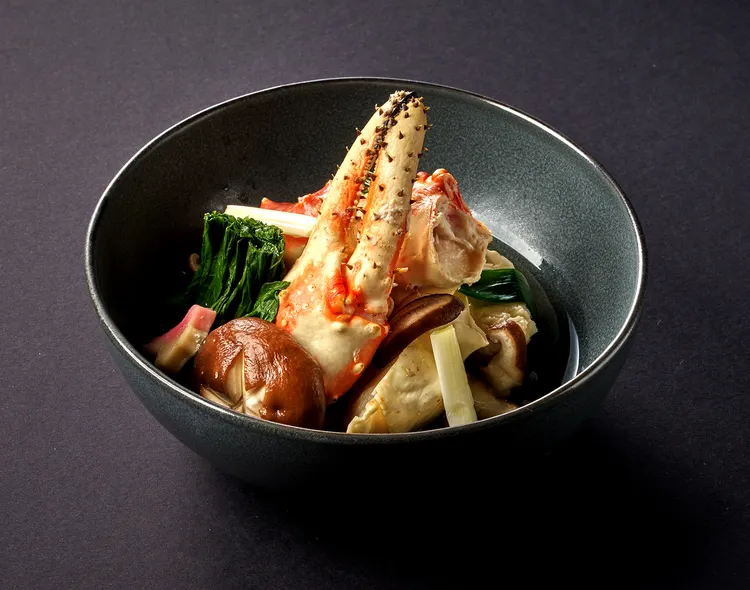 「鱈場蟹具足煮」，搭配櫻麩、春蔥與旬蔬，在昆布高湯、味醂與清酒的醇厚底韻中烹煮，呈現純粹且深邃的海味層次。台北美福大飯店提供