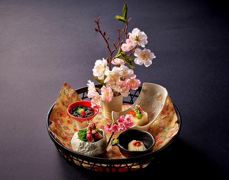 晴山日本料理春季饗宴「前菜」匯聚螢烏賊、海膽與鮭魚卵等珍味，將春季的生機勃勃化作視覺與味覺的雙重極致饗宴。台北美福大飯店提供