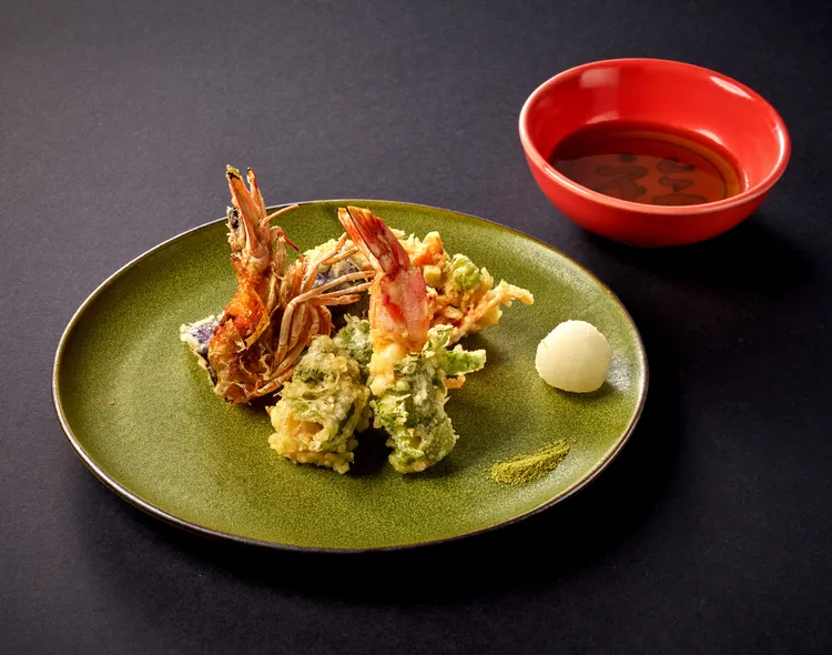 「車海老紫蘇揚」將彈牙明蝦裹入紫蘇葉酥炸，搭配以櫻花蝦與枝豆層層堆疊的「春色搔揚」，鎖住海洋與時令蔬食的甘美精華。圖/台北美福大飯店提供