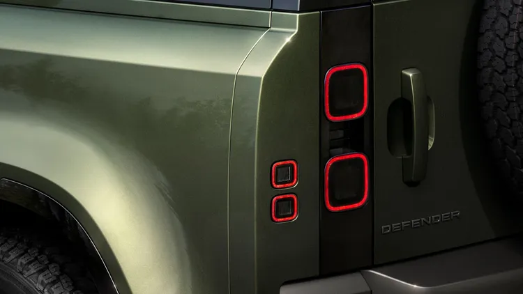 嵌入式燻黑尾燈線條更加簡潔並且提升能見度。業者提供