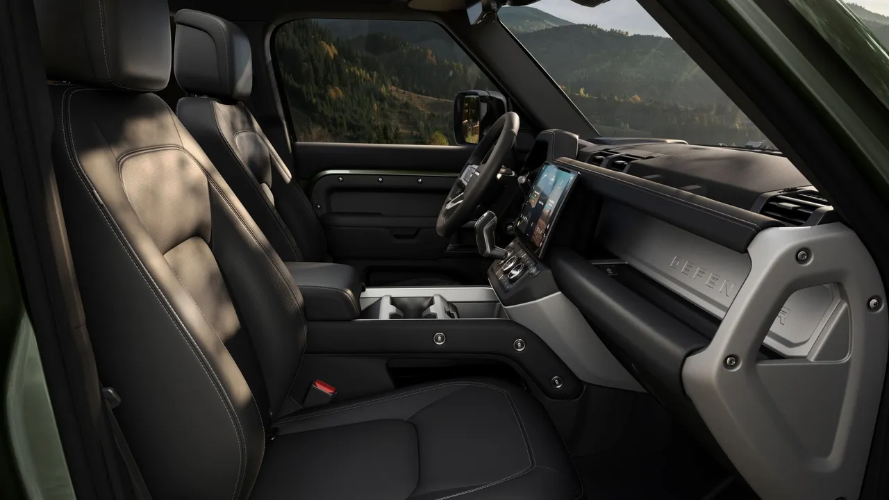 機能性絕佳的中控台設計能將小型物品收納於隱藏式空間，同時保留下方深層儲物區的使用。業者提供