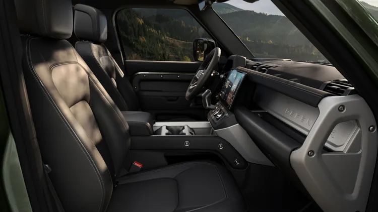 機能性絕佳的中控台設計能將小型物品收納於隱藏式空間，同時保留下方深層儲物區的使用。業者提供