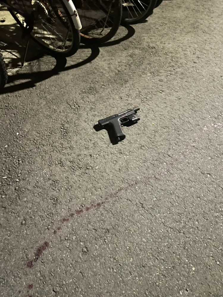 警方查獲遺留現場的鎮暴槍。翻攝畫面