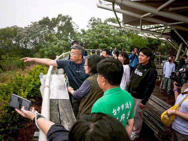 蔡英文今（29）日一早赴台中和何欣純、蔡其昌一起爬山。翻攝蔡其昌臉書