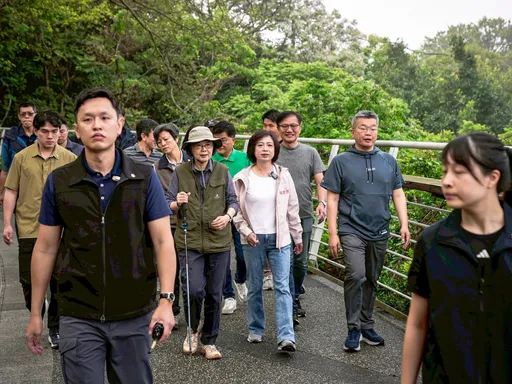 蔡英文來台中爬山了！比起喘不喘　她更好奇「這件事」