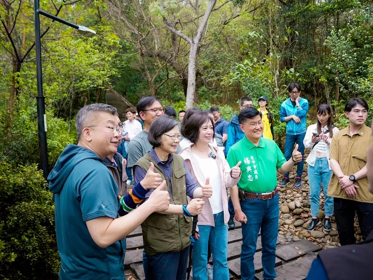 蔡英文今（29）日一早赴台中和何欣純、蔡其昌一起爬山。翻攝蔡其昌臉書