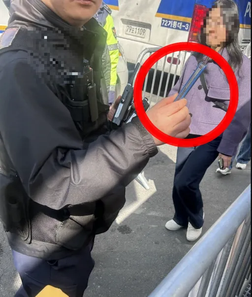 不滿BTS演出安檢太嚴　八旬翁怒當「飛刀手」