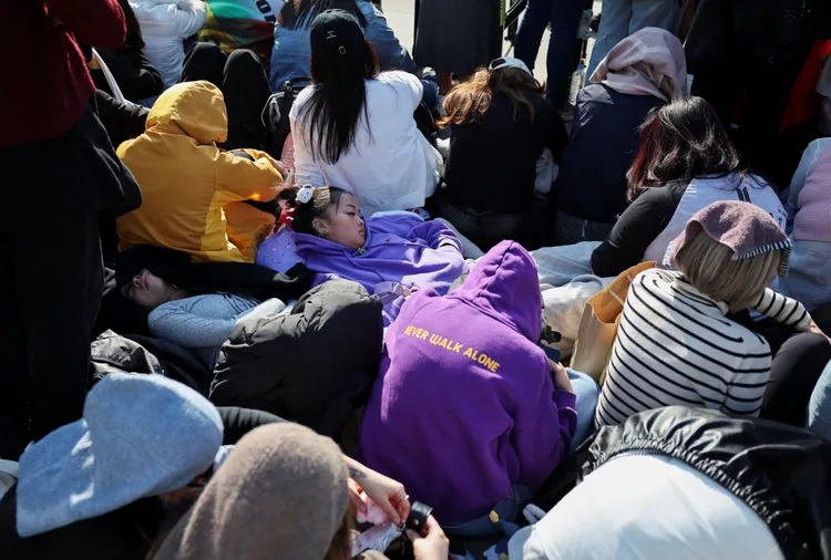 不少防彈粉絲「阿米」提早到廣場卡位。路透社