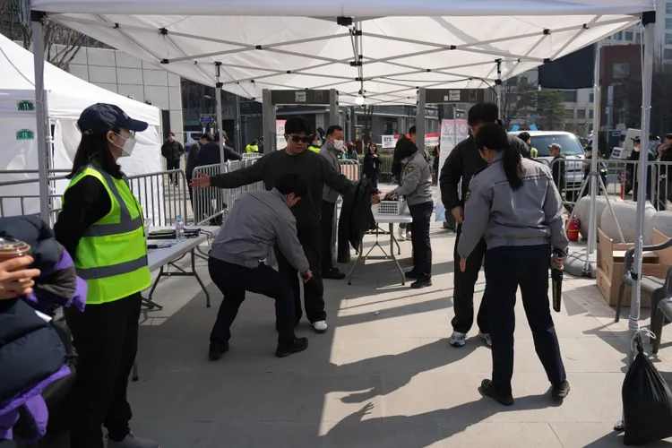 南韓為了BTS演出動員大批警力，高規格執行安檢。美聯社