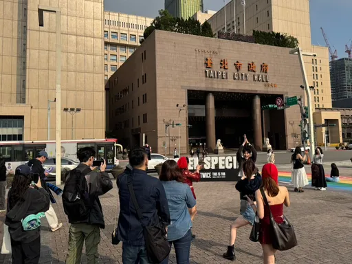 TWICE今晚攻蛋！市府前廣場湧ONCE打卡　拍照、跳舞嗨翻