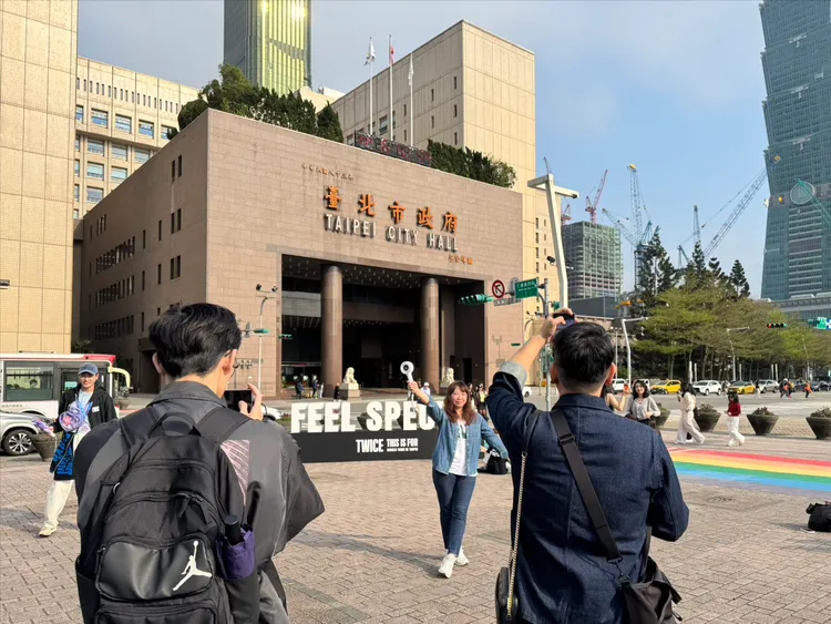 TWICE開唱前，市府前廣場聚集粉絲拍照打卡。張綵茜攝