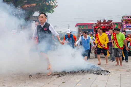 延續百年信仰！大園貴文宮遶境安座儀典　蘇俊賓赤腳過火迎新春