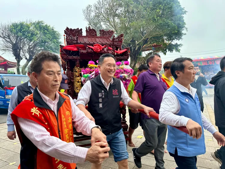 蘇俊賓參加貴文宮遶境安座過火儀典。桃園市府提供