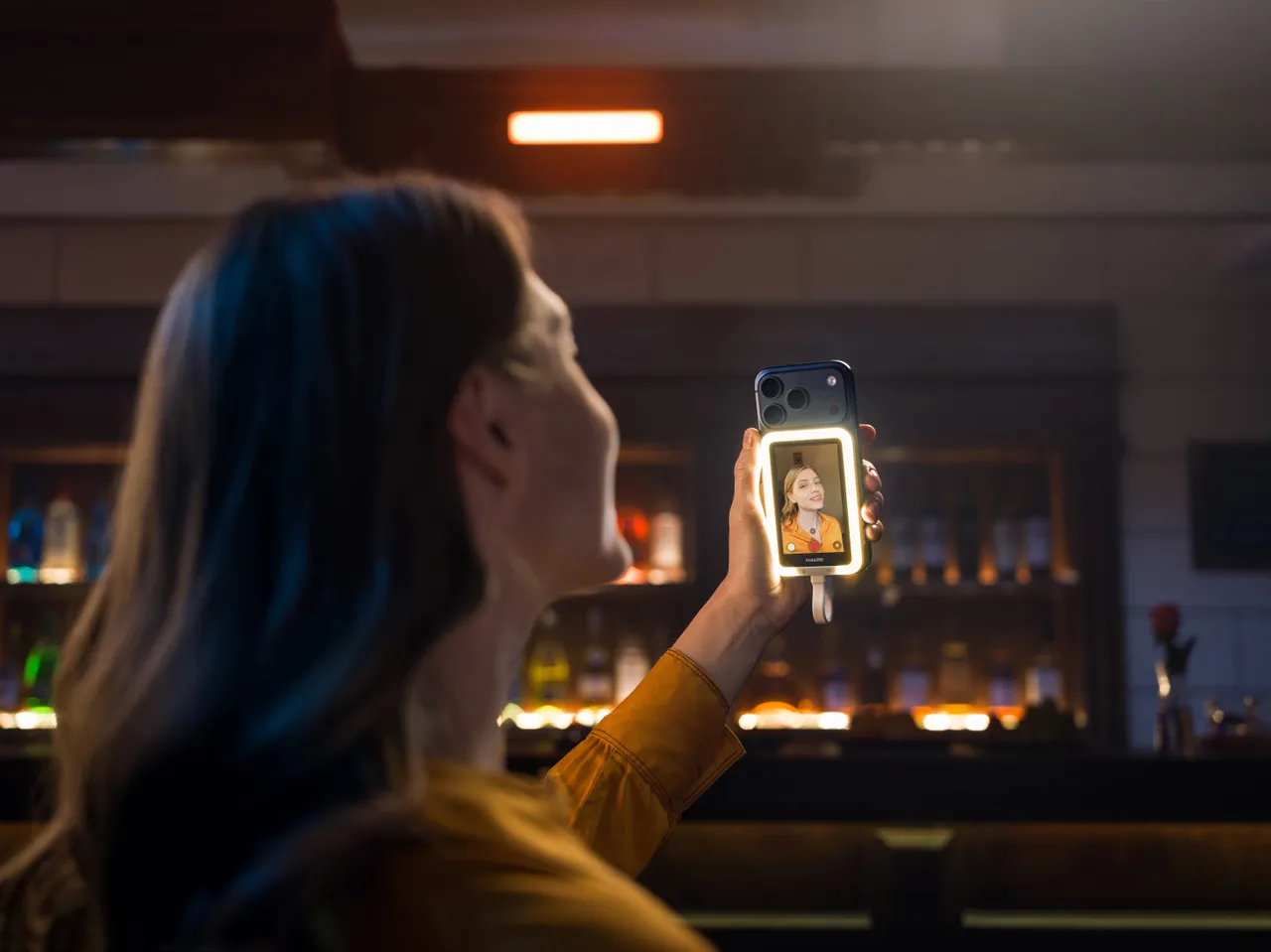 Insta360 Snap手機自拍螢幕（補光版）內建可調整色溫與亮度的柔光補光燈，在夜間或室內低光環境下自拍時，也能提供均勻自然的光線效果。Insta360 Snap提供