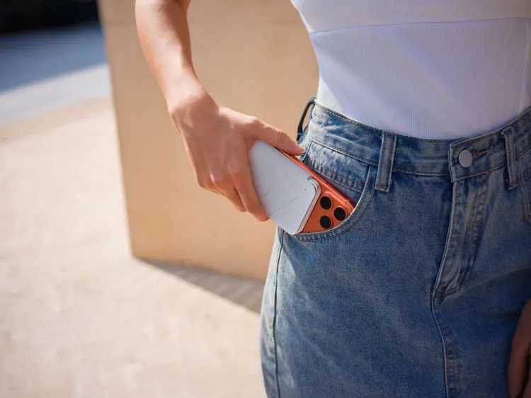 Insta360 Snap手機自拍螢幕主打輕薄便攜設計，搭配磁吸結構可快速安裝在手機上。Insta360 Snap提供