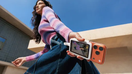 Insta360推出磁吸螢幕　手機後鏡頭也能即時預覽