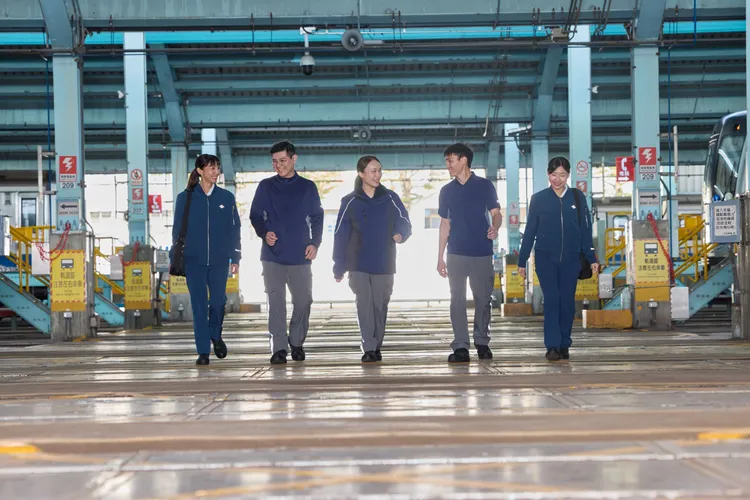 台北捷運工作人員制服新亮相。台北捷運提供