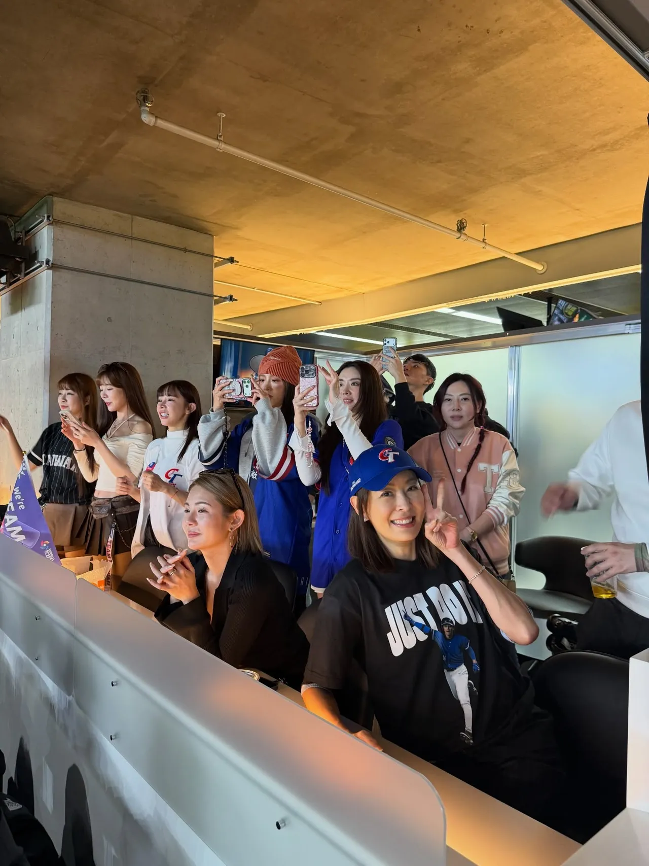 賈永婕和一票好友到東京巨蛋應援。翻攝賈永婕臉書