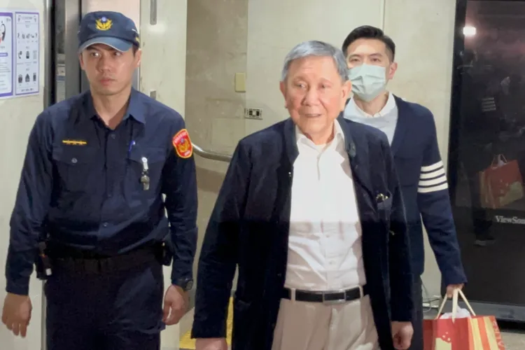 京華城案昨宣判，威京集團主席沈慶京被依照圖利罪判刑10年、褫奪公權5年並加保3000萬元。沈昨晚火速籌到3000萬元辦理交保，並在午夜前完成交保程序步出台北地院。特勤中心攝